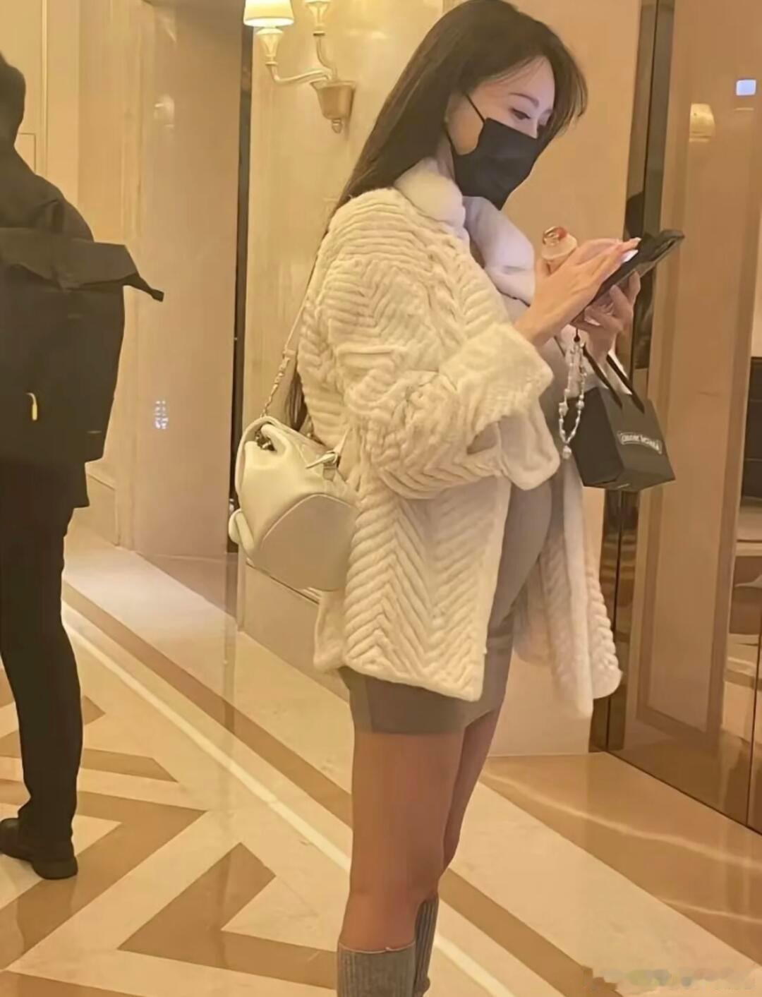 叶珂的肚子现在超级明显，估计没几天就要生了，不知道是不是黄晓明的呢[吃瓜] 