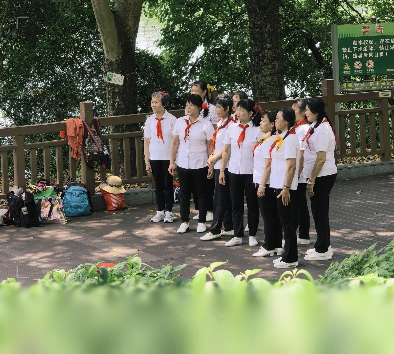 早上乌云密布，下午出了光逛逛公园太舒服了！还挺多小朋友的，才发现暑假要来了！
社