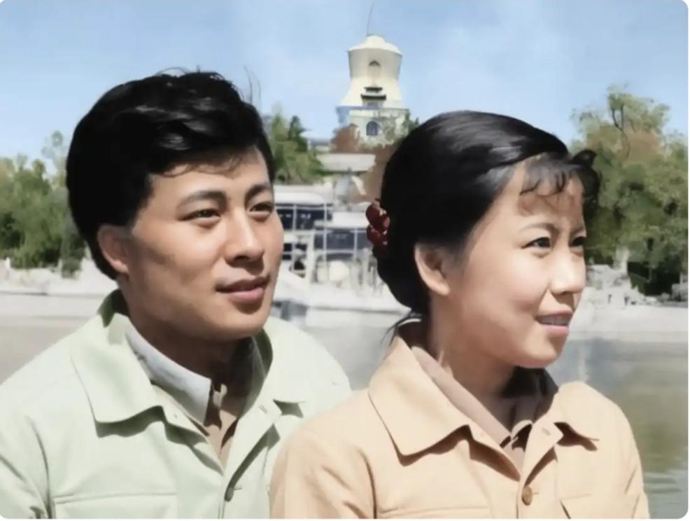 令人赞叹的老照片“22大电影明星之一”的王心刚与妻子杨昭彩的合影照片。