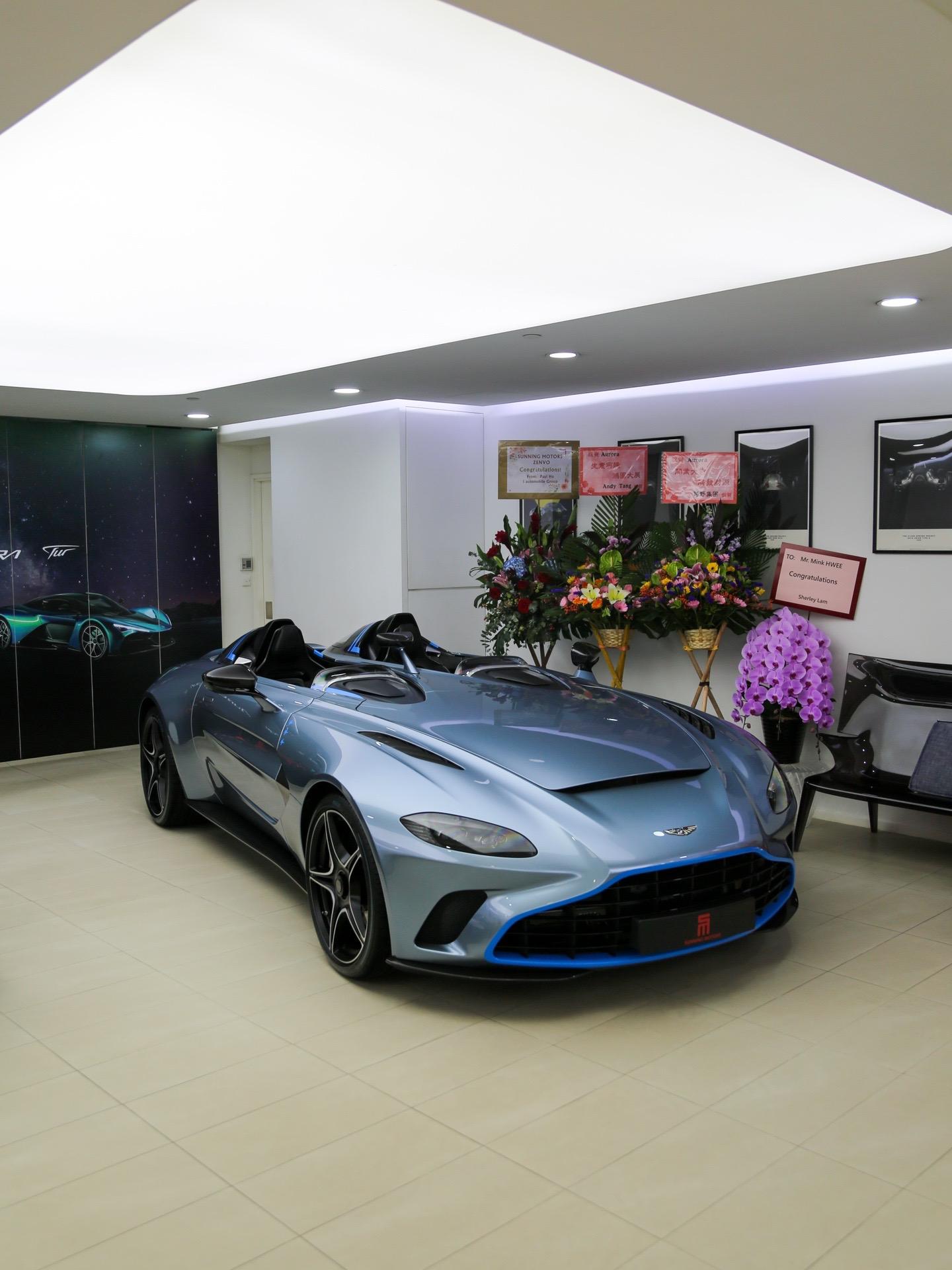 阿斯顿马丁 V12 speedster 冰蓝，涂装致敬《凌云壮志：独行侠》的主角皮特·米切尔