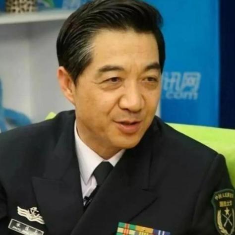 特朗普刚当上总统那年，局座张召忠曾幽默地说过一句：“要是他能连任两届，美国这老大
