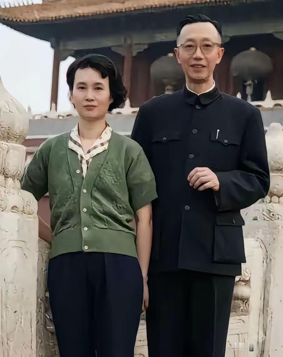 1962年，北京故宫，溥仪与妻子李淑贤的合影留念。身后红墙古殿依旧，早已物是人非