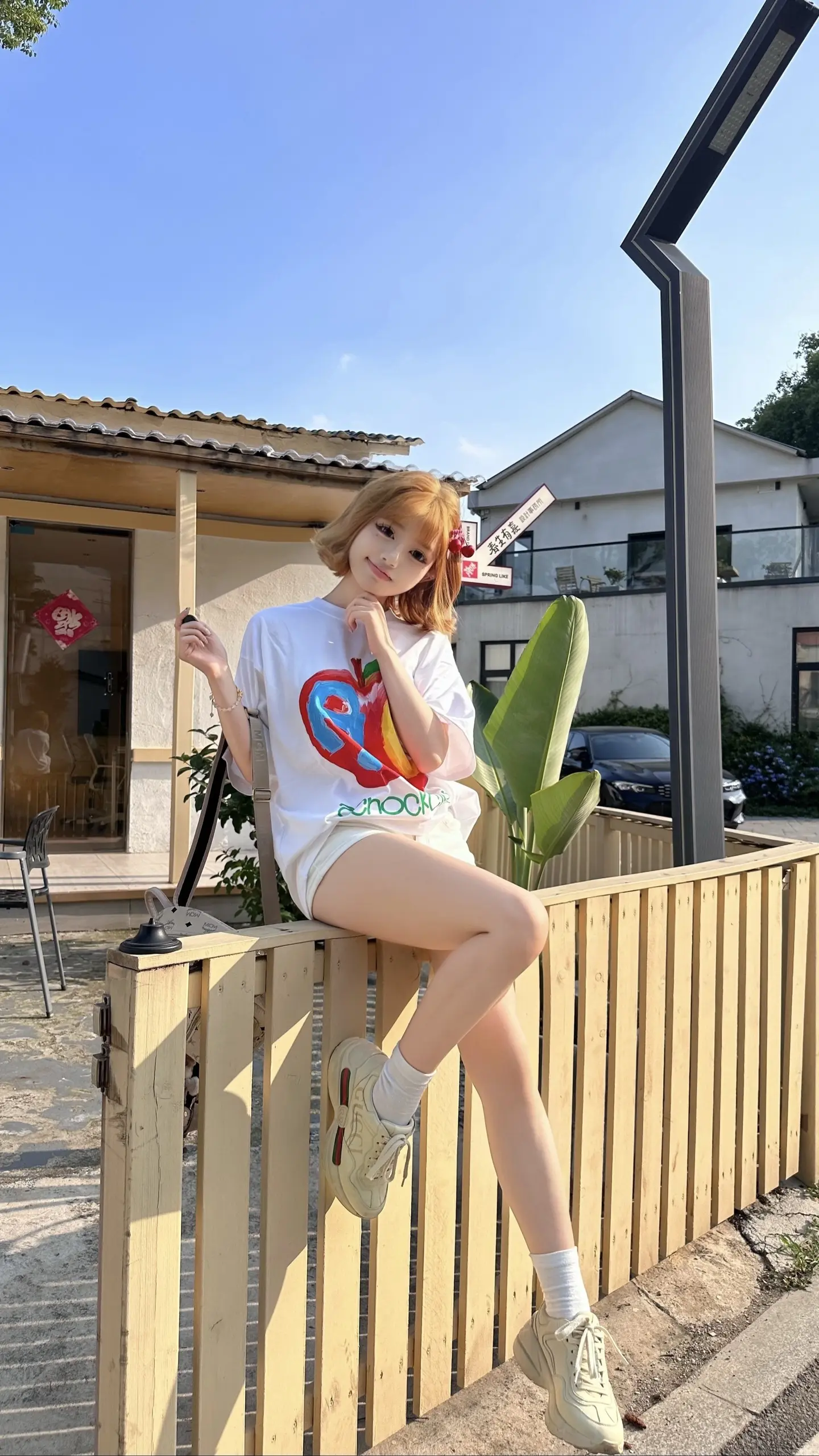 校门口的台阶是我们约定的地点。