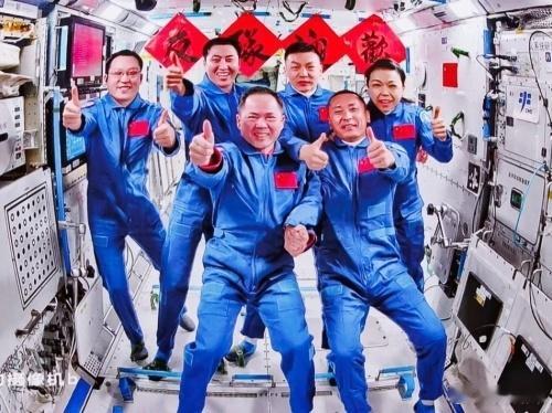 中国航天员第8次太空会师太快了～昨天晚上十一点发射，今天早上到了和坐火车卧铺似的