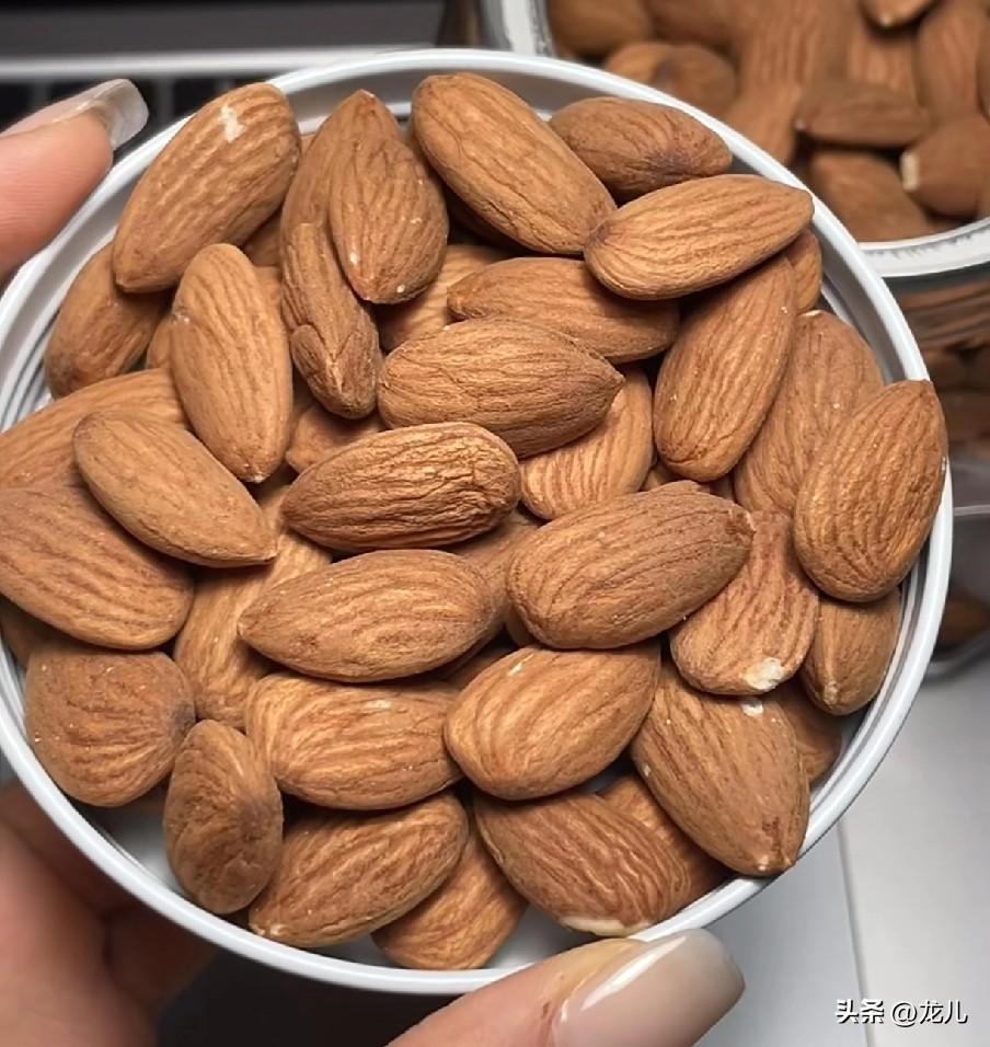 越吃睡眠越好的食物，建议收藏照着做
 
当下很多人都被睡眠问题缠上，入睡困难、睡