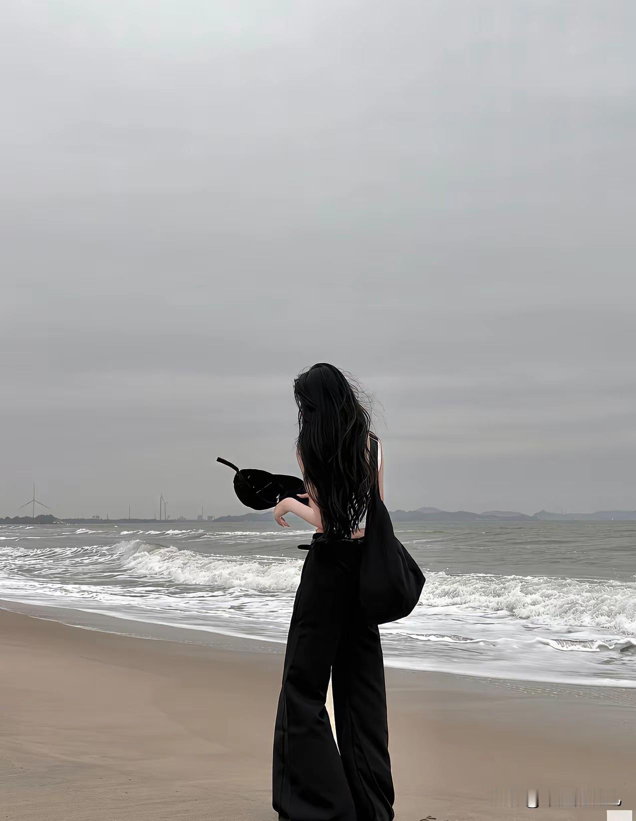 我现在不染头发，
以前喜欢染黄色的，
后来染蓝色的。
这两年想通了，
作为80后