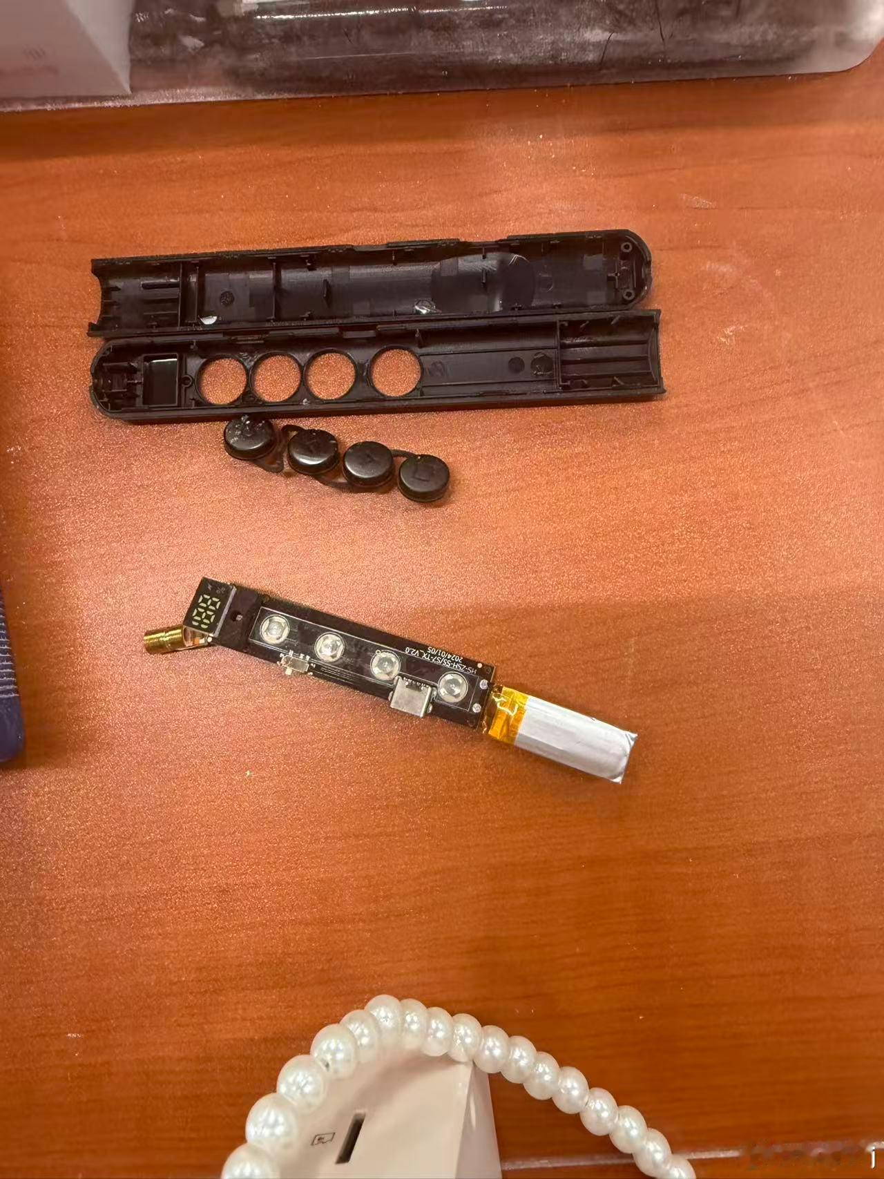 在语文老师摔断了我们班希沃白板笔以后又迎来了她摔碎了我们班翻页笔给我们班学生都吓