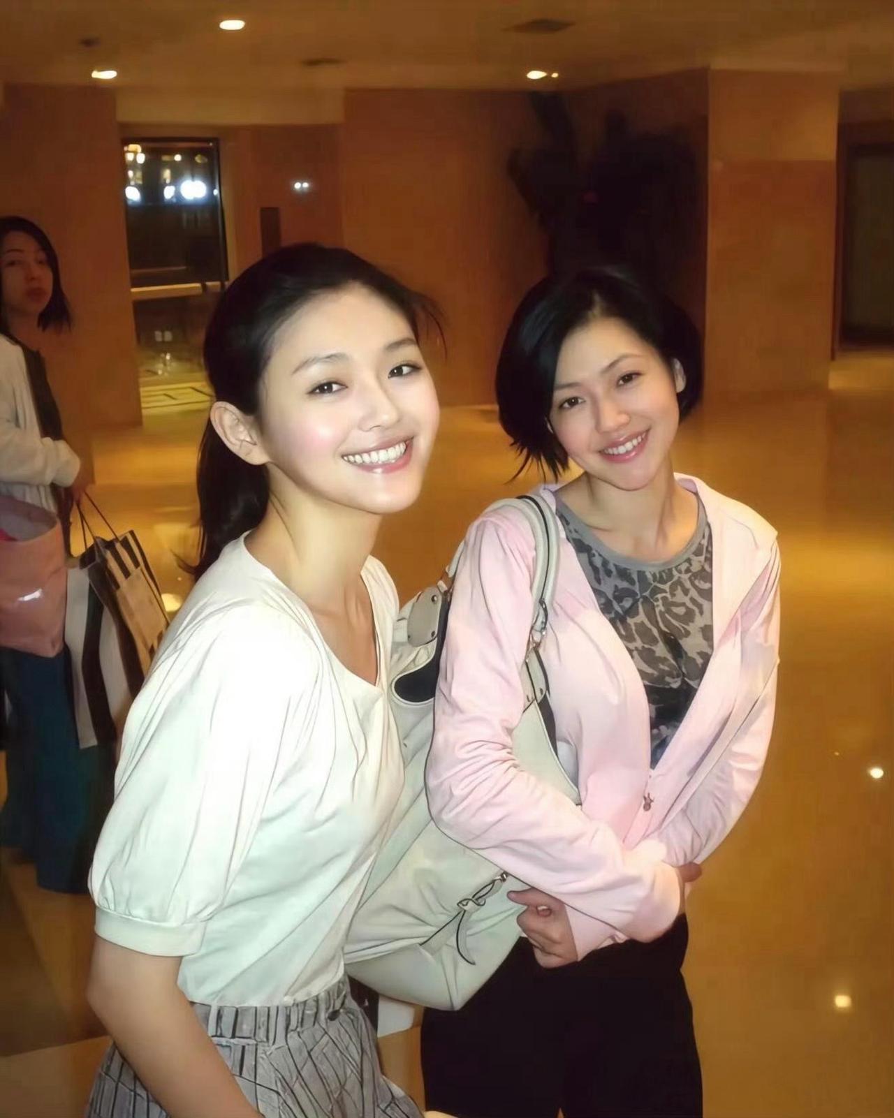 小S的婚姻真相，

她用体面撑起了一个家，

却藏起了自己的千疮百孔…

有人说