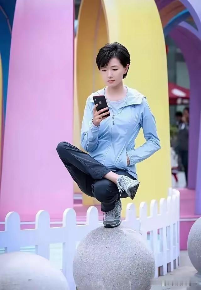 有人说她后面有靠
有人说无靠。
我觉得，若无靠，她坐不稳。
你说呢？