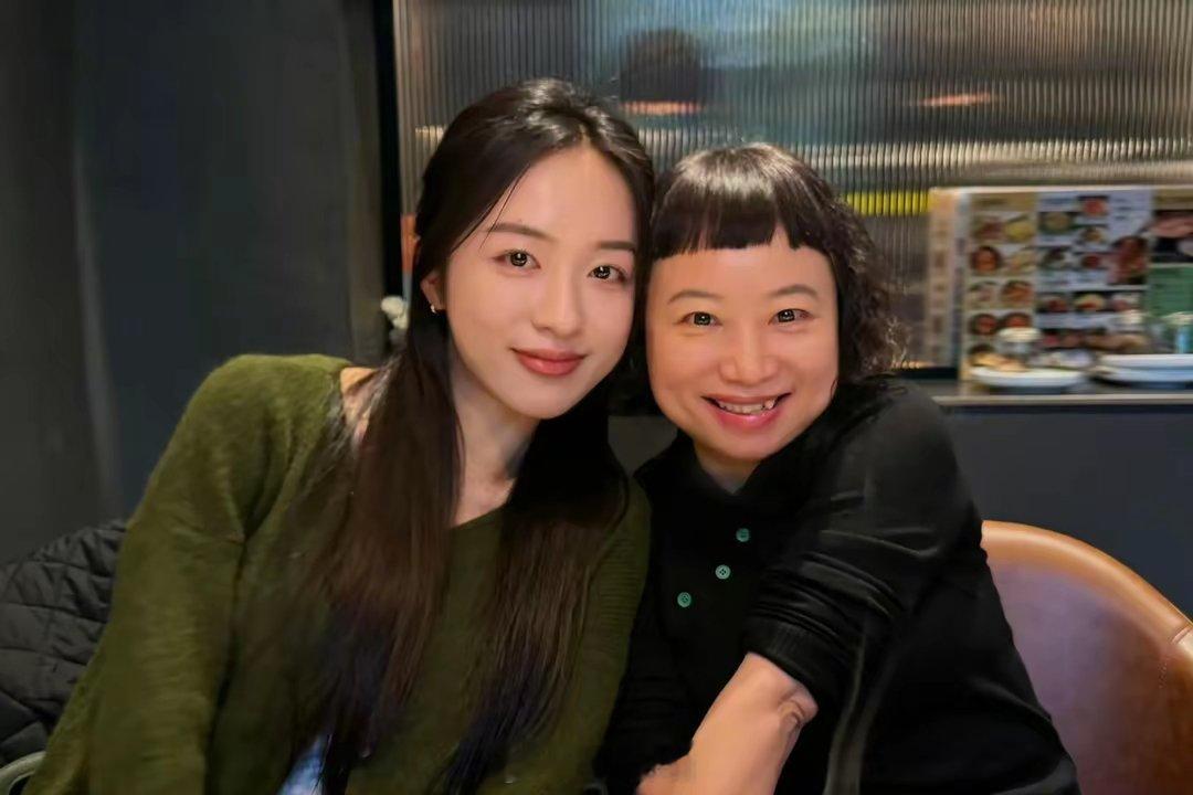 饶雪漫和翁青雅吃饭饶雪漫作为无数80后、90后心中的“青春文学女神”，其作品以细