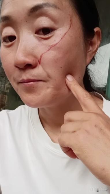 一言难尽！一位妈妈在网上哭诉。高考刚结束，中午她做了饭，把睡觉的女儿吵醒了。孩子