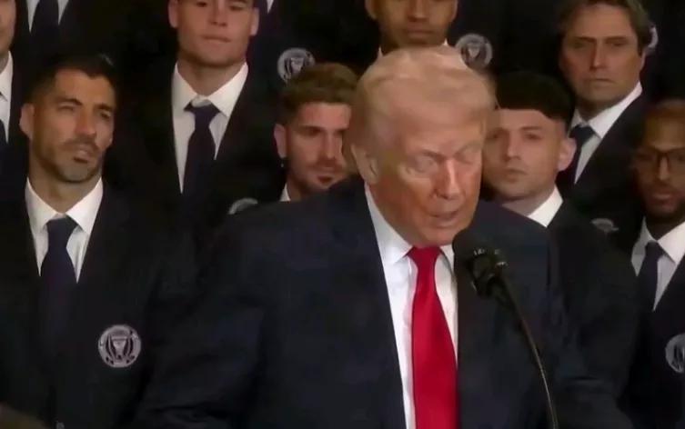 半岛电视台消息，当地时间13日，美国总统特朗普在刚刚宣布美军打击伊朗哈尔格岛后不