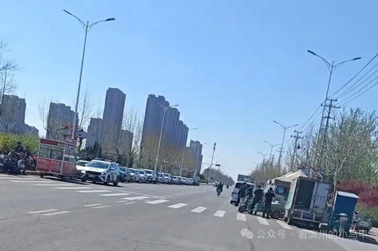 滨州一处潮汐摊区上演“堵摊”

近日，山东滨州沾化一处潮汐摊区，因同行抢位上演堵