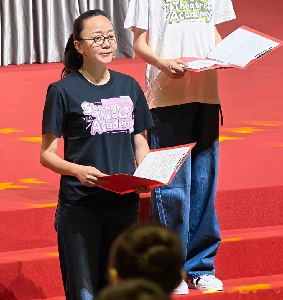 刚把女儿高家宝送进大学47岁的王一楠提着行李扭头进上戏表演专业读博士学位，她也因