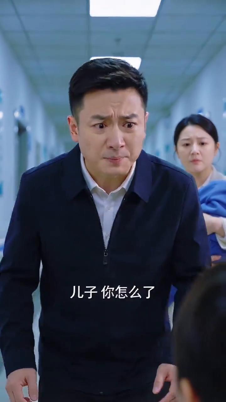 倾尽所有善待外人孩子，亲生儿子不愿相认。
再婚男人，把时间金钱留给别人的孩子养育