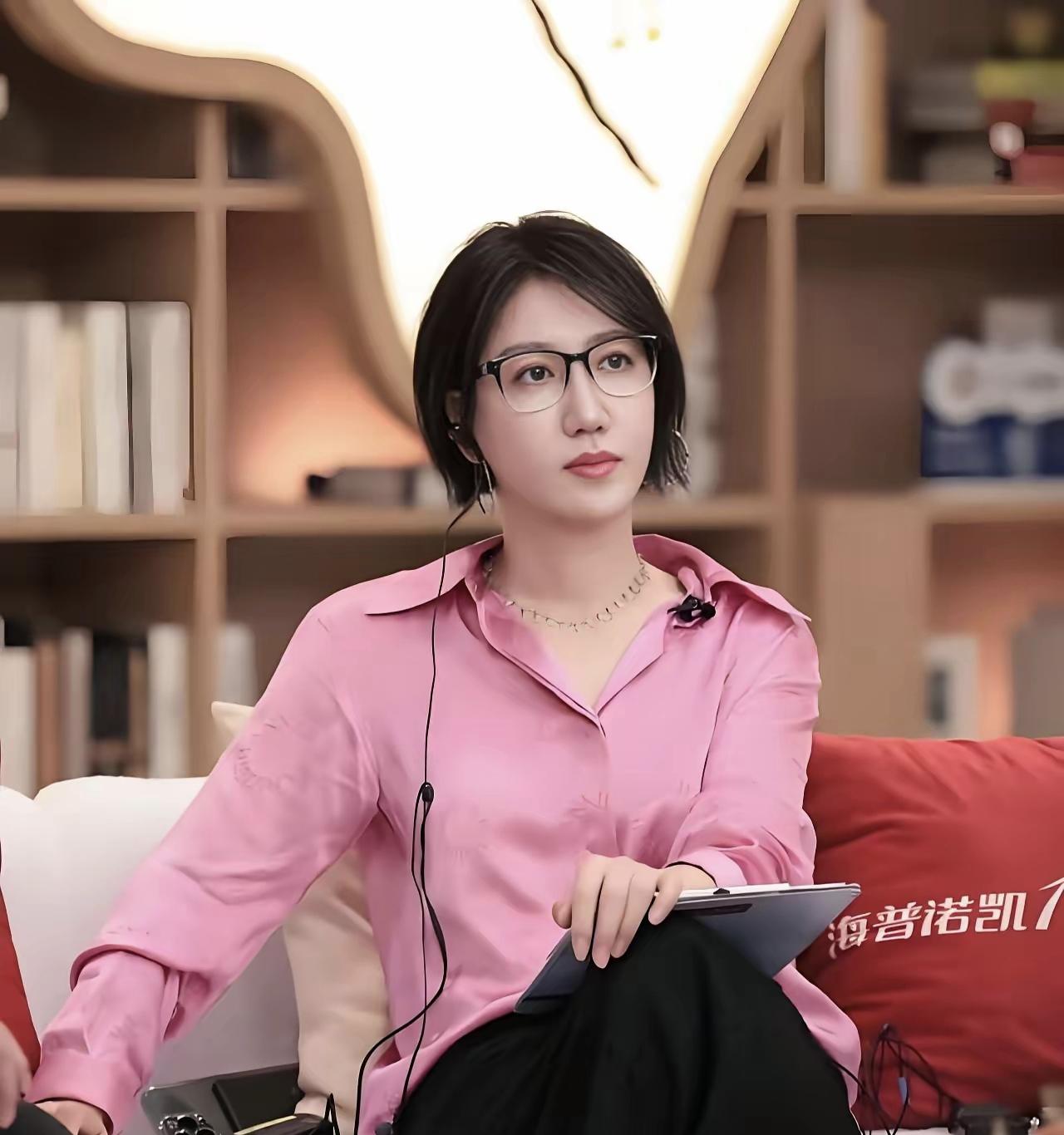 易立竞的妈妈真的很好说话，女儿51岁了，不结婚，不生孩子，妈妈也不催促。易立竞是