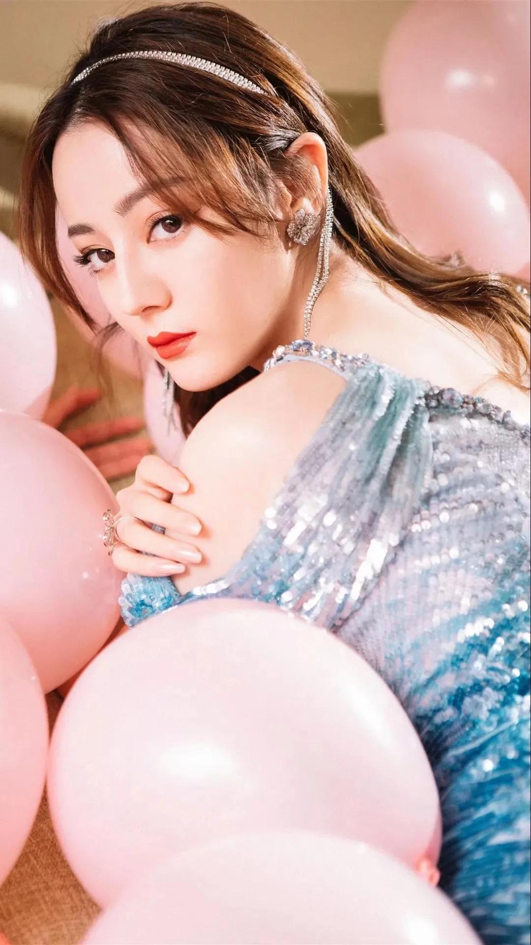 迪丽热巴是一位备受瞩目的年轻演员，她的才华和魅力吸引了无数人的关注。然而，在她辉