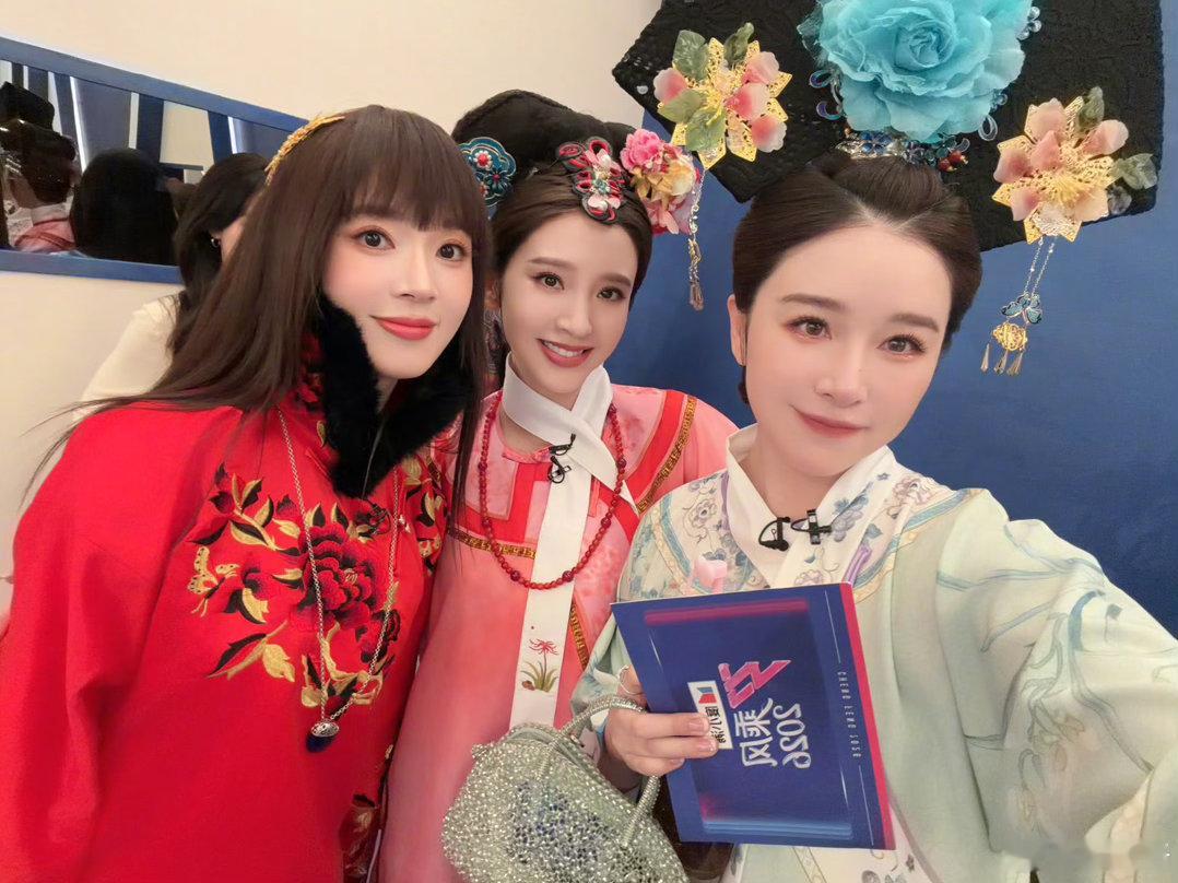 唐艺昕发浪姐穿越照唐艺昕晒乘风时光机合照 好美 