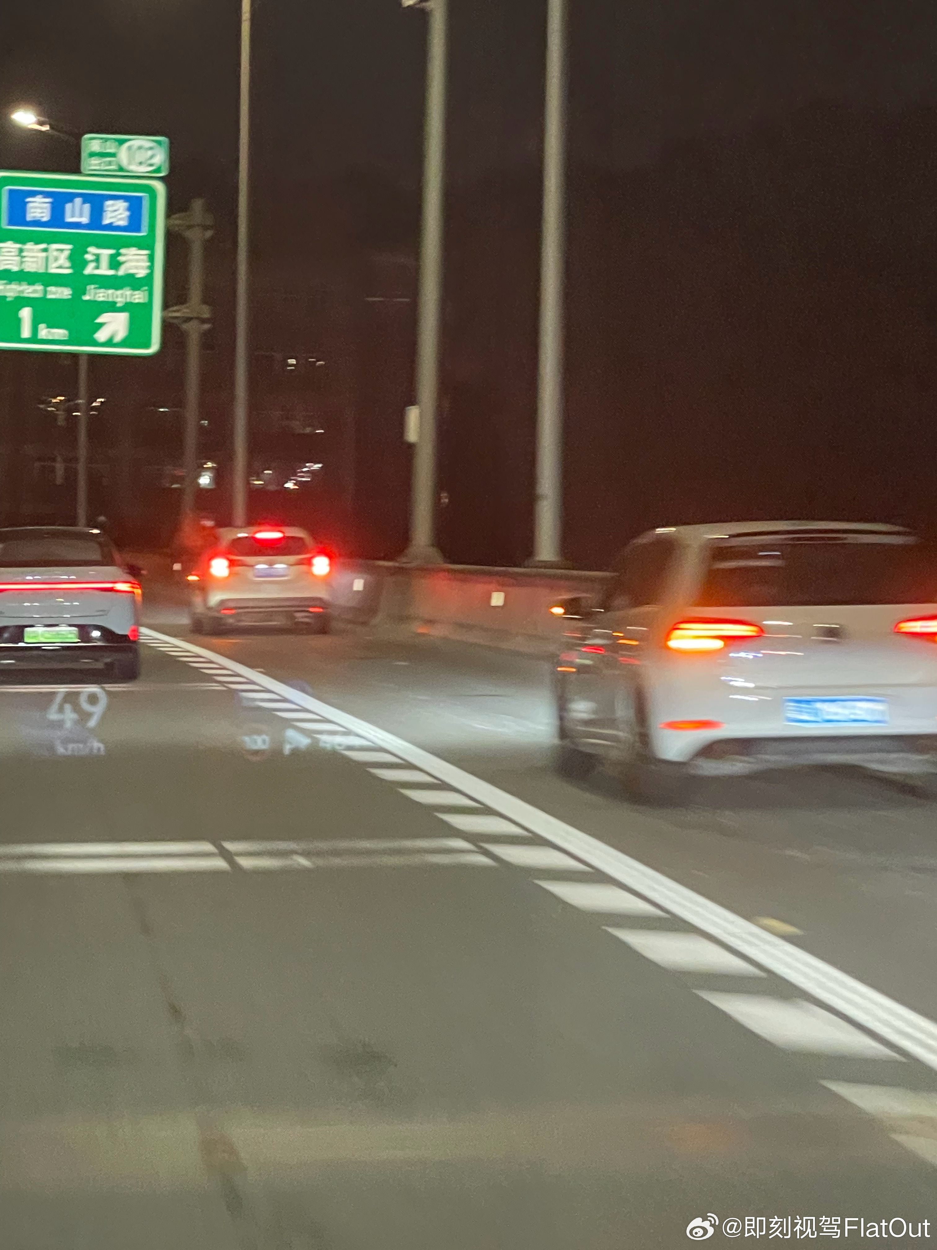 油价暴涨金价大跌金价再跌跌不到哪里去的油价确实涨了但是昨晚在高速服务区还是有不少