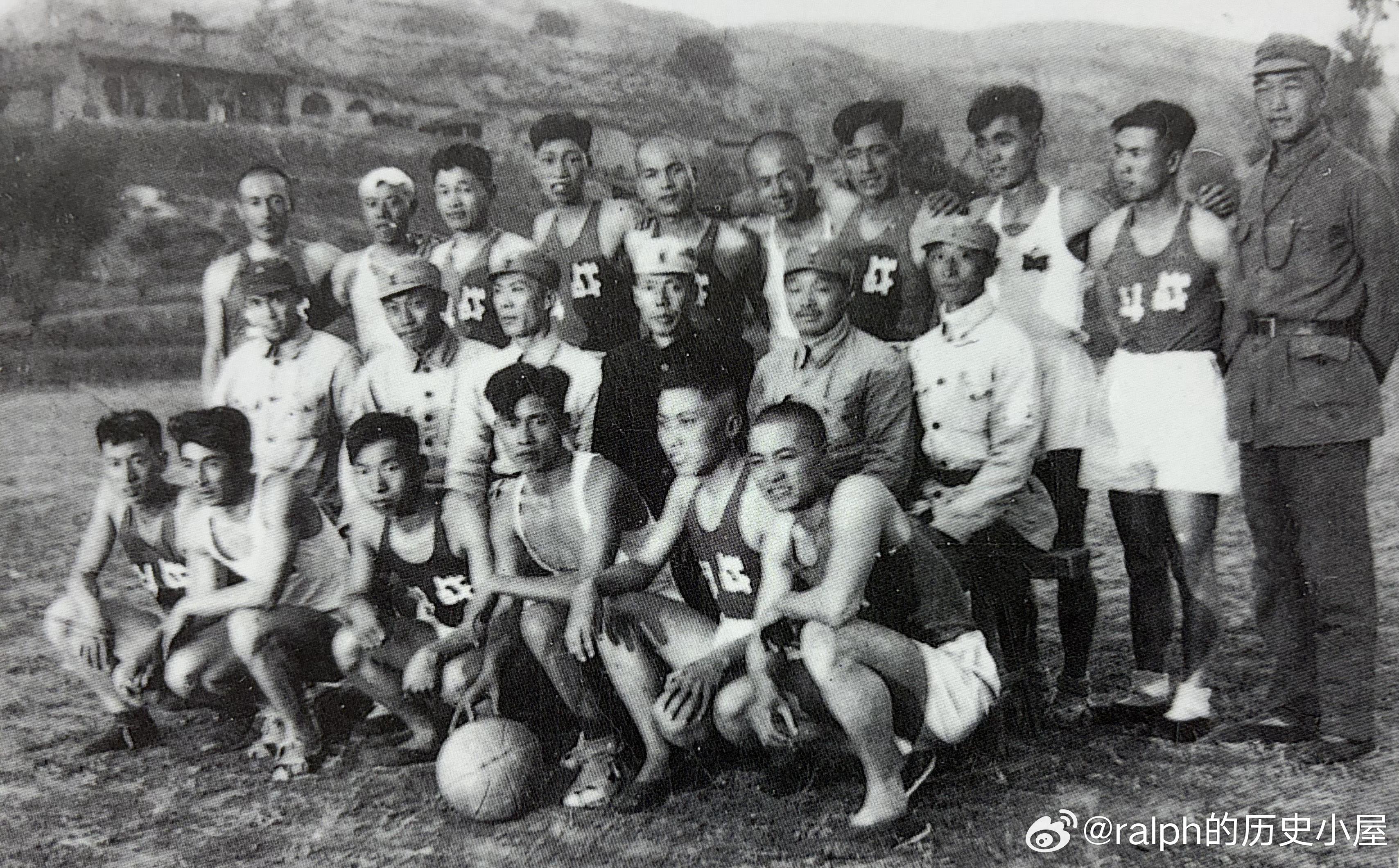 1940年10月10日贺龙在山西省兴县李家湾与战斗篮球队队员在一起。二排右起张学