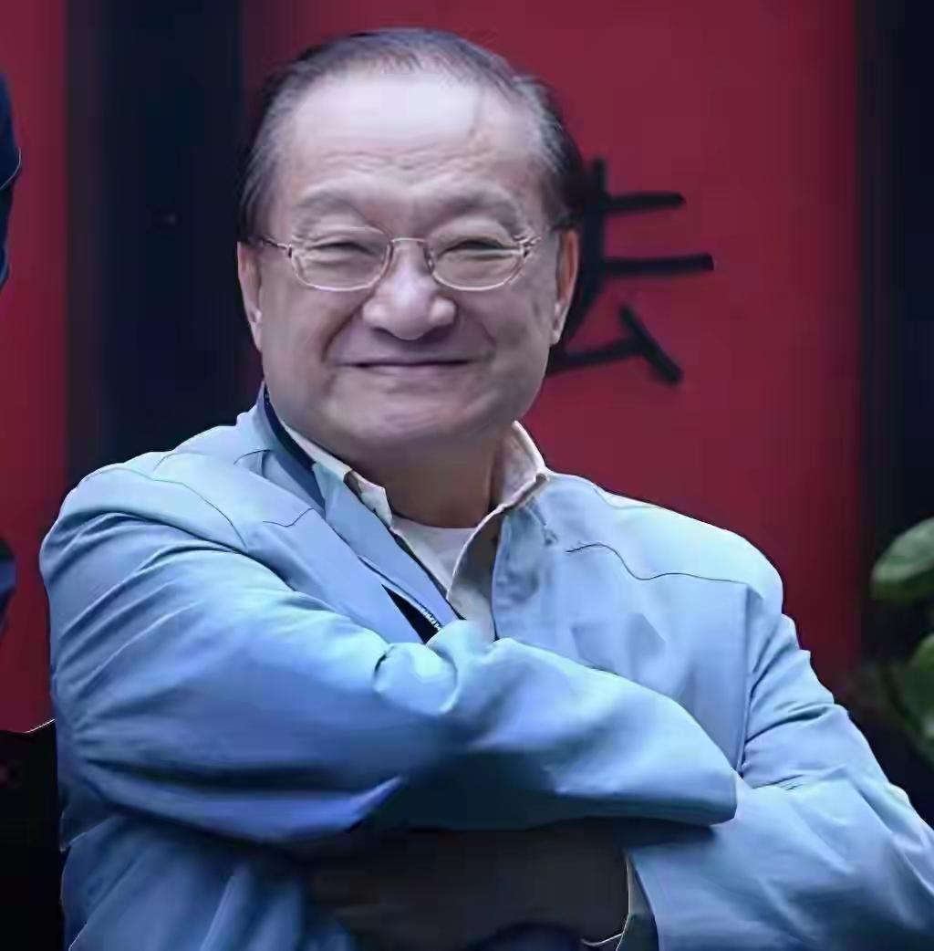 1998年，金庸拿起报纸赫然发现前妻朱玫医院病逝，身边没一个人
 
1998年的