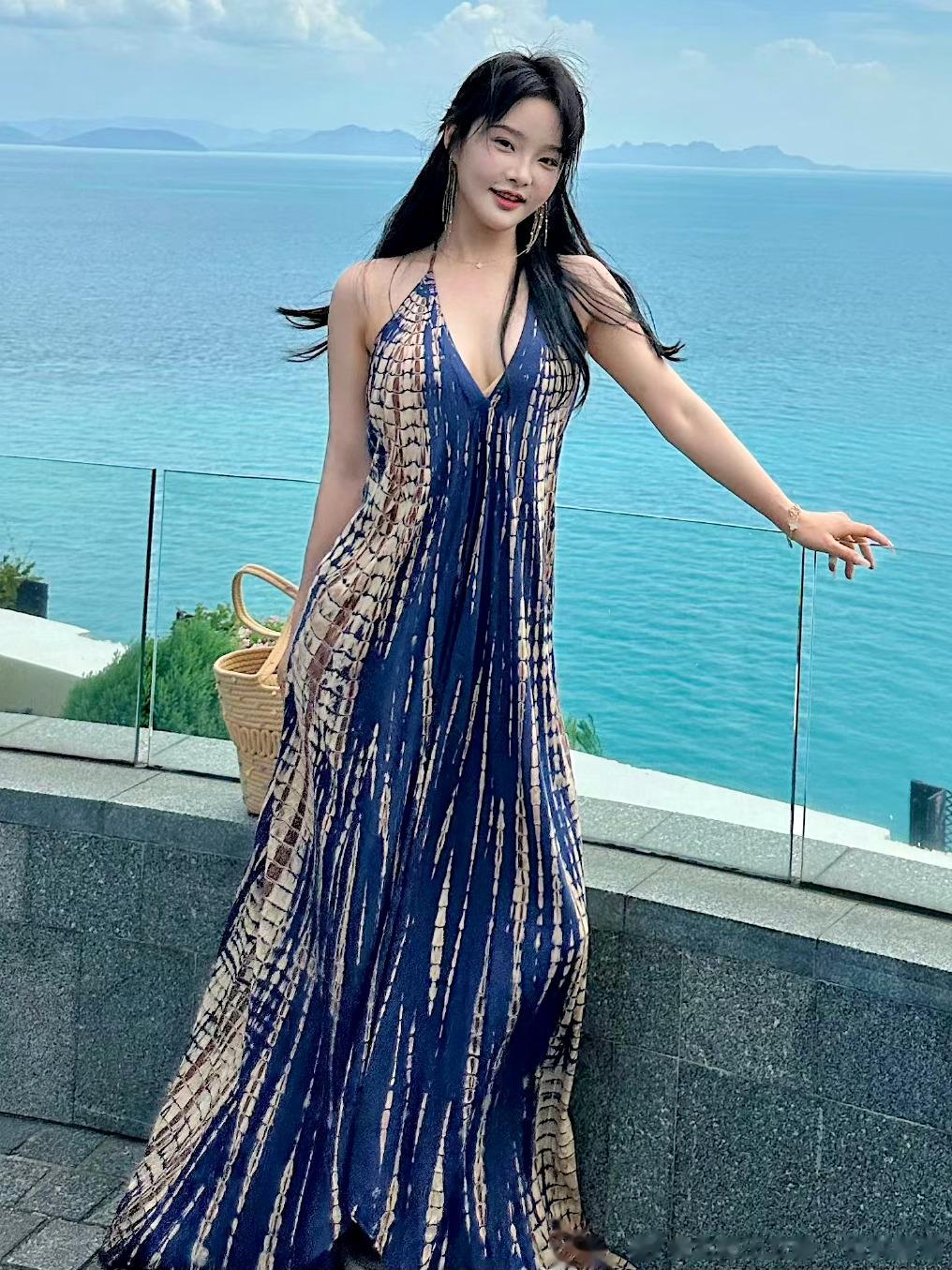 真假在假的世界里做个真很难，你显得比假的还假，真也必须装假，所以要装糊涂。在真的
