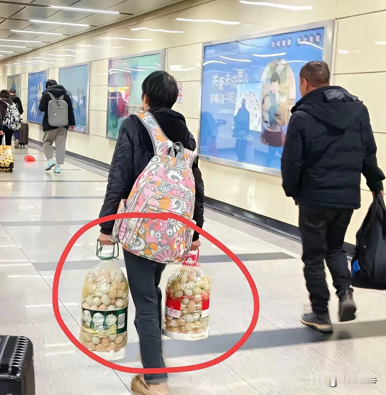 家人们谁懂啊！本人去问了院系249[加一]人，想搞清楚图片旅客手提两桶鸡蛋，这鸡