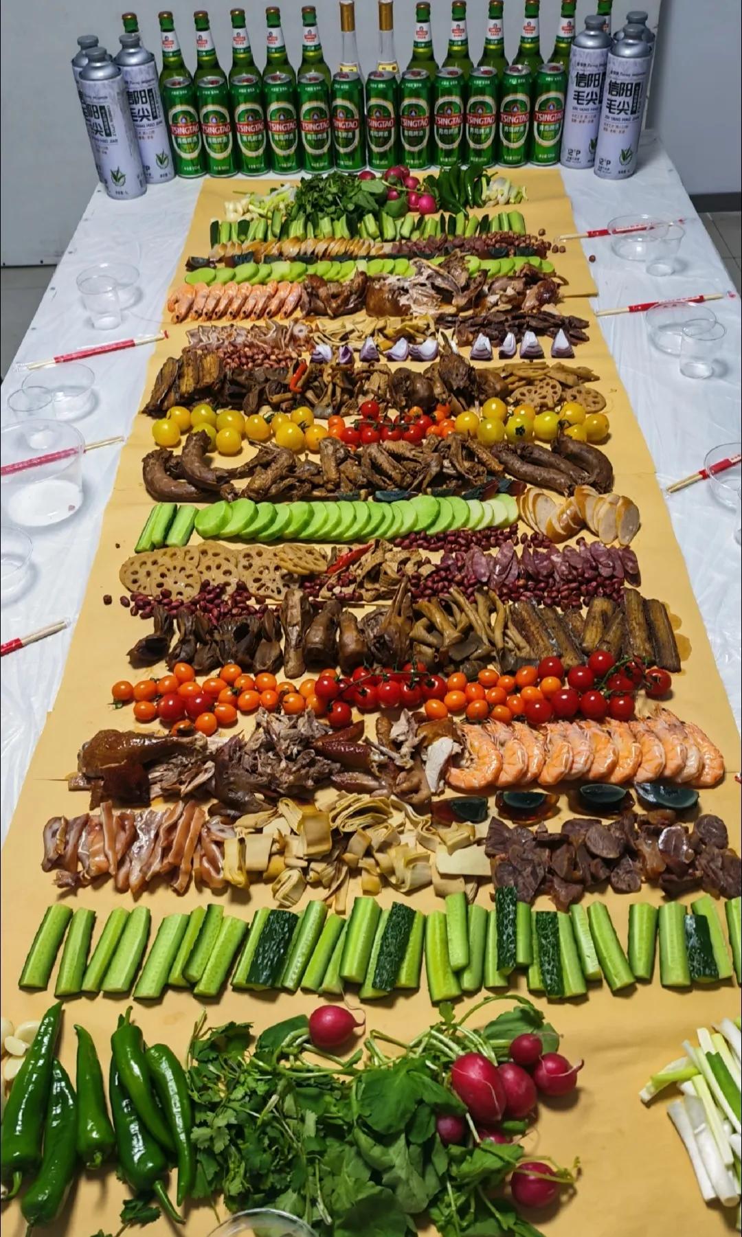 去朋友家聚餐，整了这一桌菜，你能看出来这是哪里的菜吗？