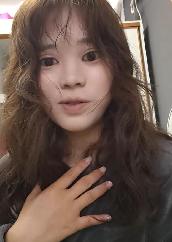 女孩自拍被吐槽长得吓人，外貌审判太刺眼，随口一句真的很伤人
最近刷到一个女孩自拍