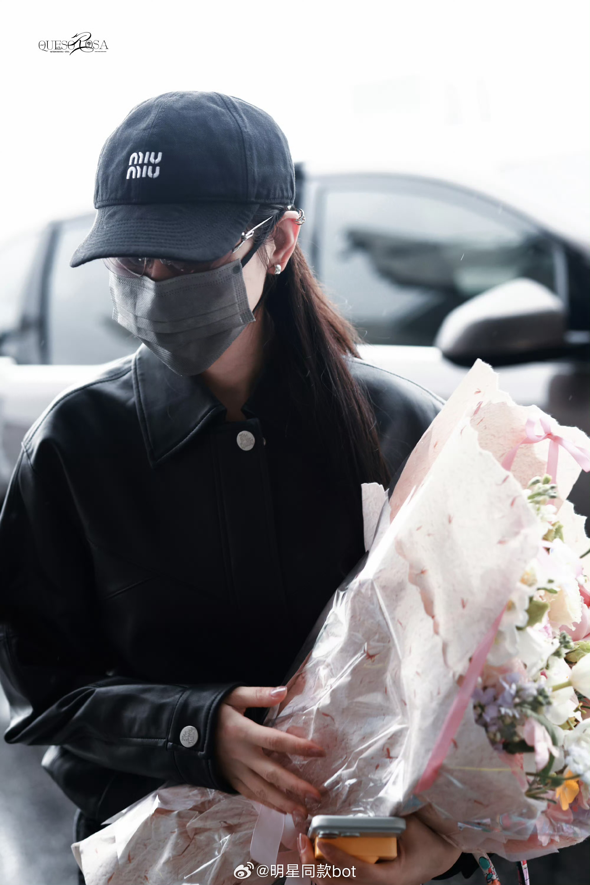 前天张天爱出发录制《乘风2026》的机场私服，皮衣棒球帽穿搭。包包是之前Moyn