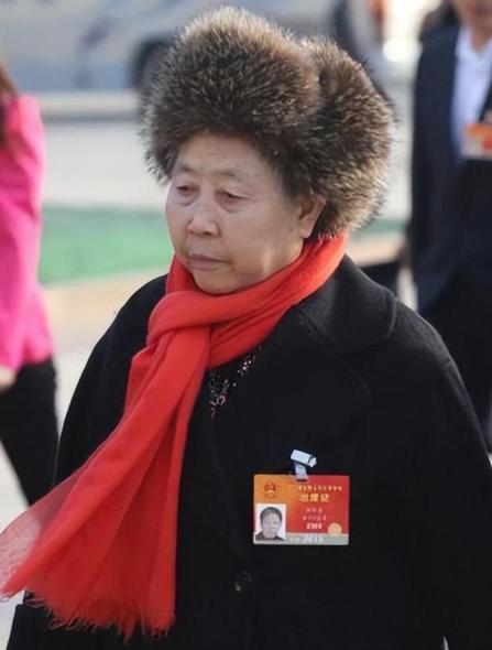 陶华碧在一次采访中提到，老干妈之所以一直使用某家玻璃厂的瓶子，并不是因为它保鲜或