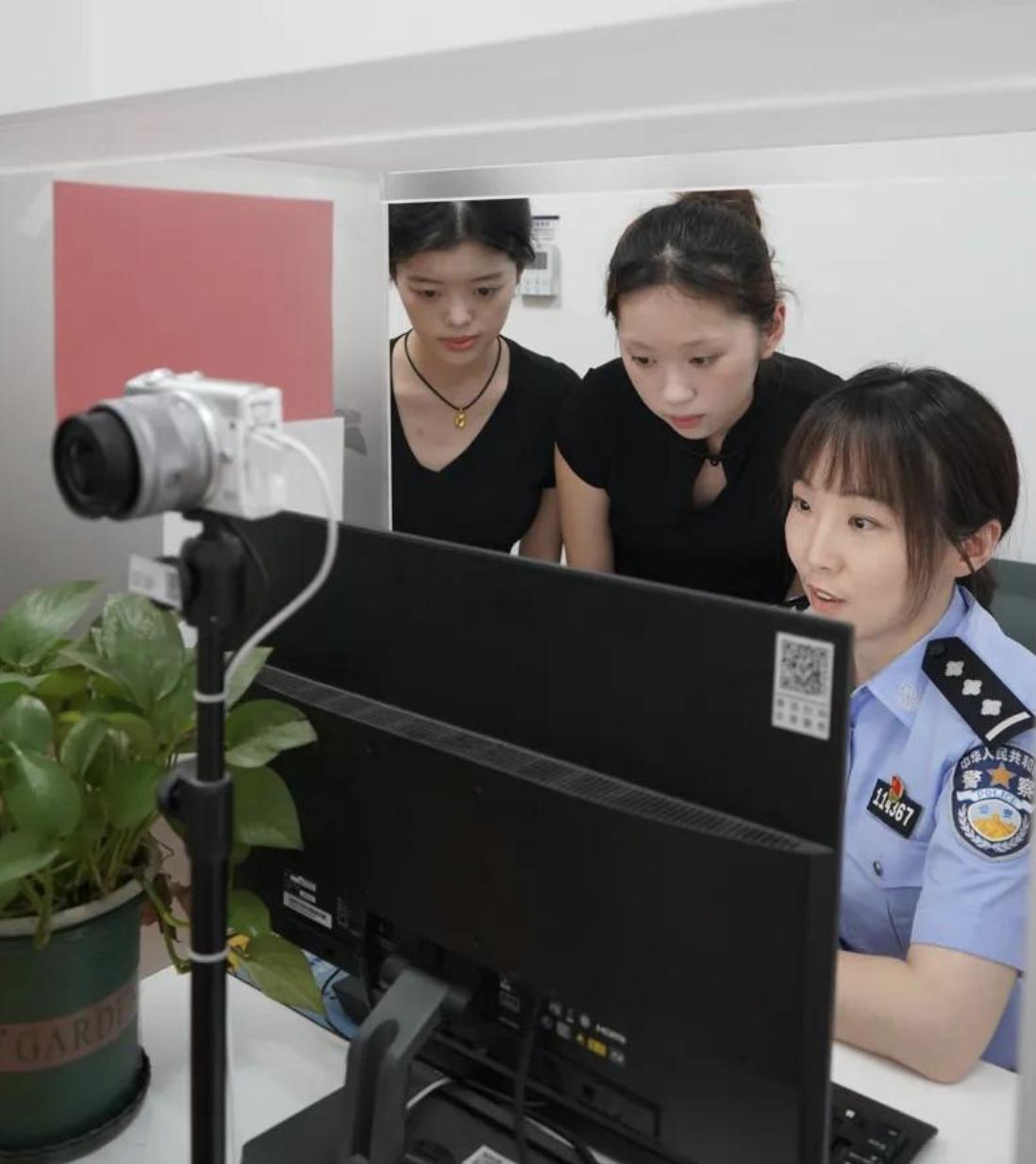 每次翻出身份证都怀疑人生：这丑八怪谁啊？😂

后来才知道一个扎心真相，那张照片