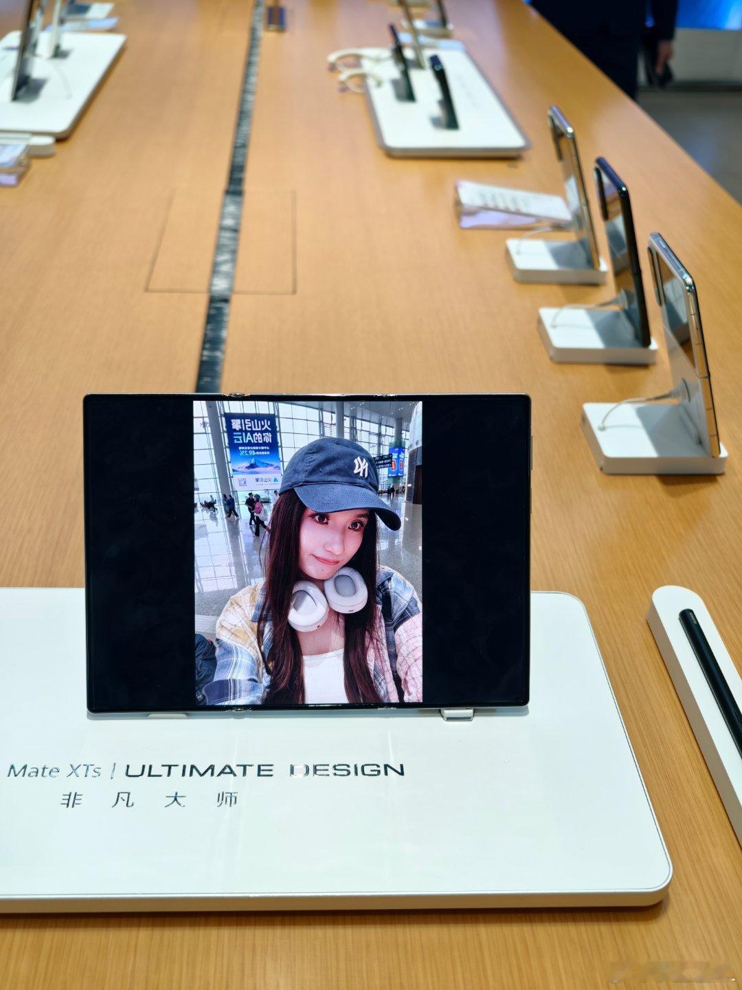 这还是第一次摸华为的三折叠。屏幕好大啊！折叠后居然也不怎么厚重。怎么做到的？当然
