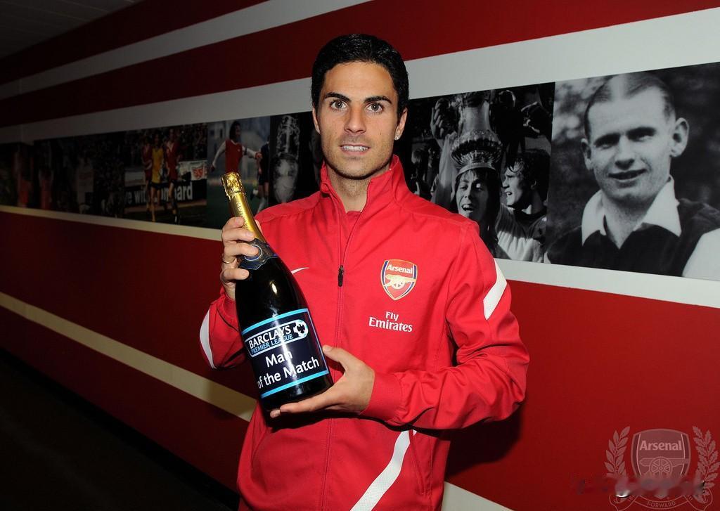 很多枪迷认为阿尔特塔即便无冠也不该下课，理由是带队重回高位、四连亚加欧冠连续四强