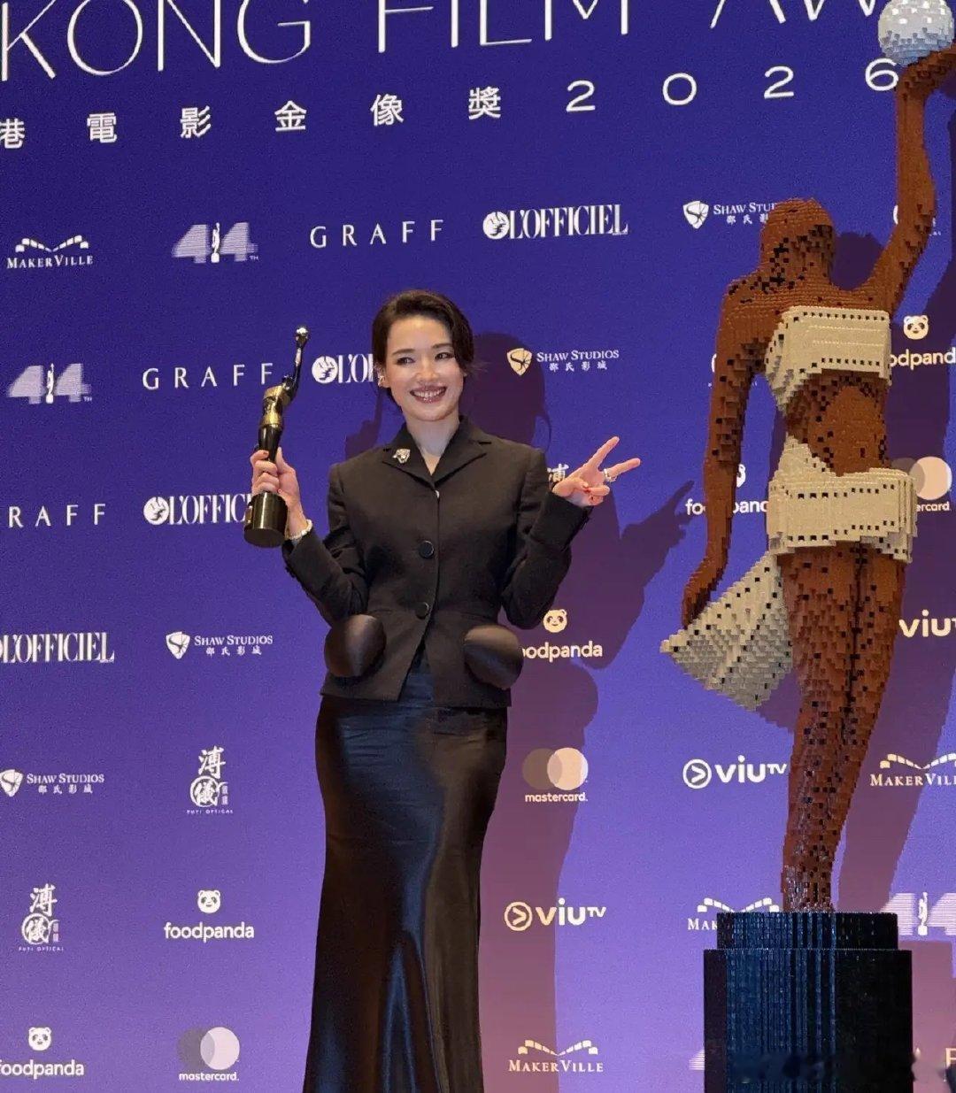 舒淇冯德伦和金像奖奖杯合照舒淇冯德伦和奖杯合照舒淇冯德伦和金像奖奖杯合照，俩人同