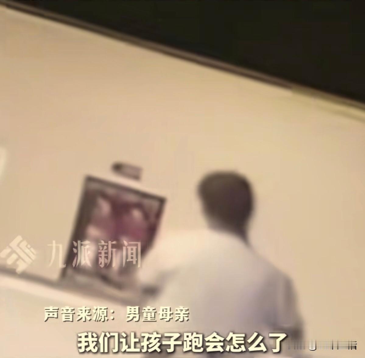 5月14日，天津，一位母亲带着儿子去海底捞就餐，孩子一直在店里面跑来跑去，服务员
