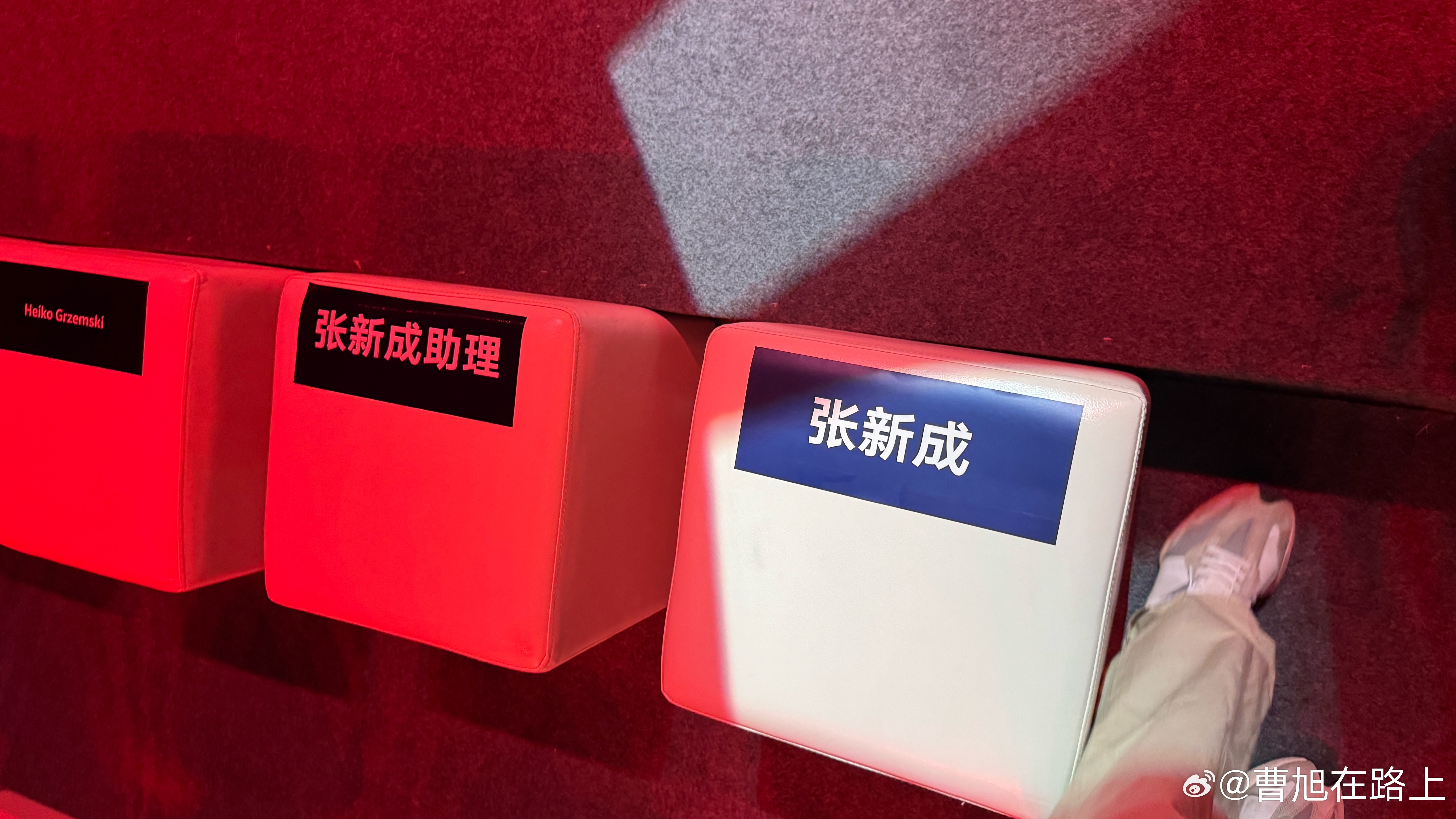小助理上线 大家要的idol在这里坐张新成坐着里，我是小助理哈哈哈在他边上 哈哈