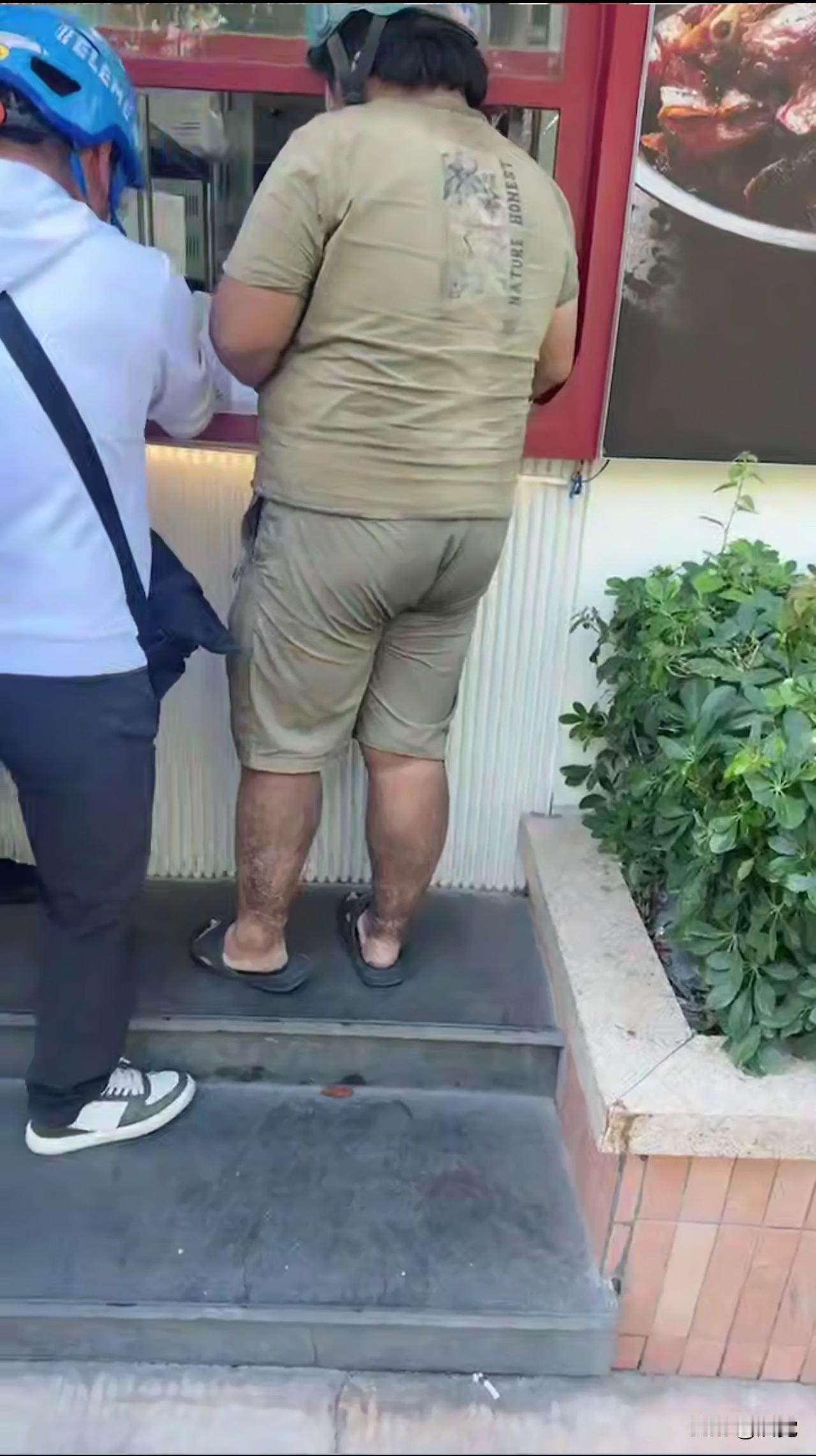 您的外卖正在出餐中
看到这样的外卖小哥
我可能会拒绝收餐

希望美团或者饿了么