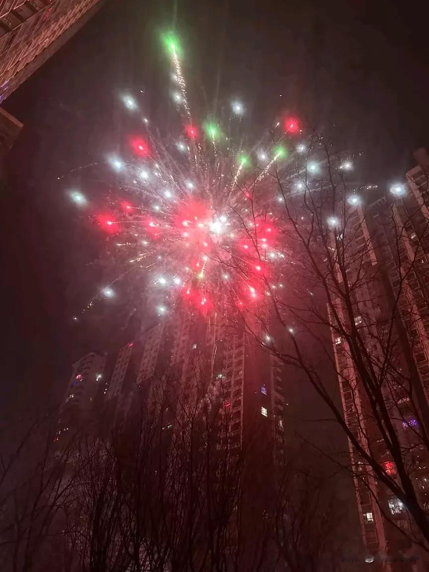 迎财神至。衷心祈愿，愿你目之所及，皆是财富盈满；行之所向，俱为康庄大道。新一年，