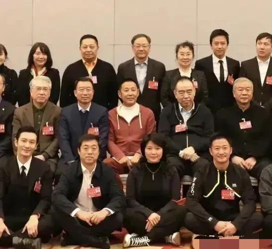一群演员的大合照，原谅我只认得黄晓明一人，能认识三个以上的是牛人，能认识六个以上