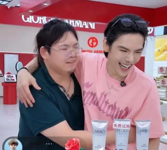 向佐带货我忍了，带弟弟向佑一起带货我也忍了，但向佑这副打扮出镜，真把直播间当自家
