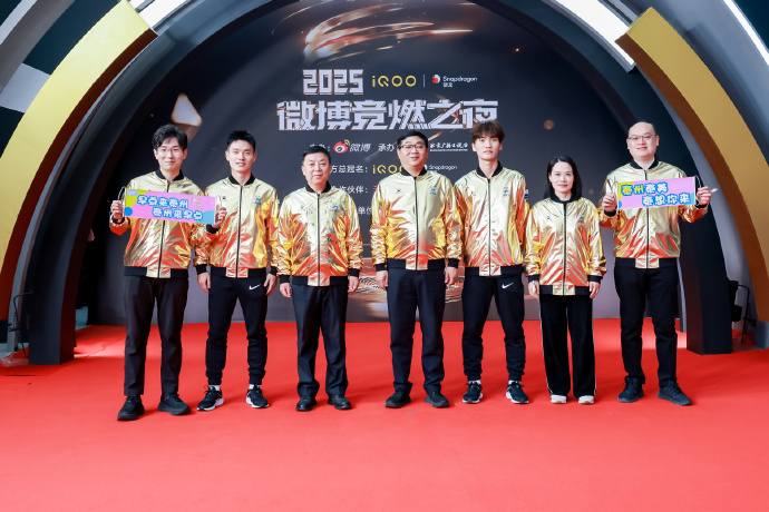 苏超冠军泰州队亮相“竞燃之夜”红毯！在签名墙上写的是：我们是冠军！！ 