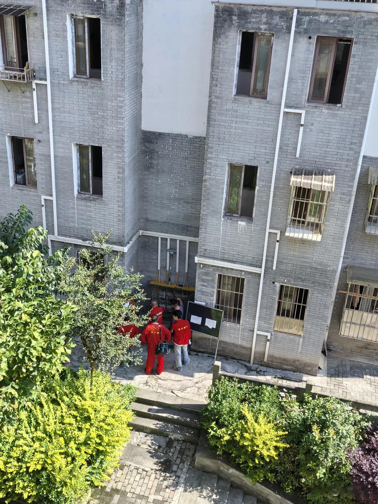 专业的事，交给专业的人做

今天刚回到黄水住处，楼下围了一圈人。物业公司的人正在