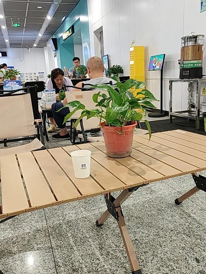 闷热的天气，让人无处躲藏。超市倒是个好去处，既能纳凉，还能顺便购置些必需品。地铁