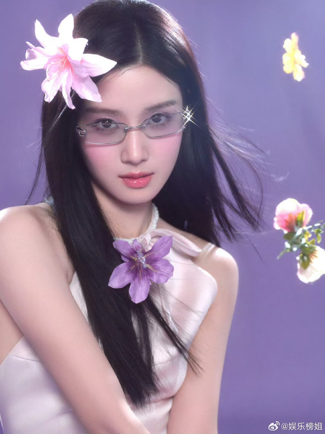 卢昱晓挂脖粉裙粉色但高智感好喜欢 