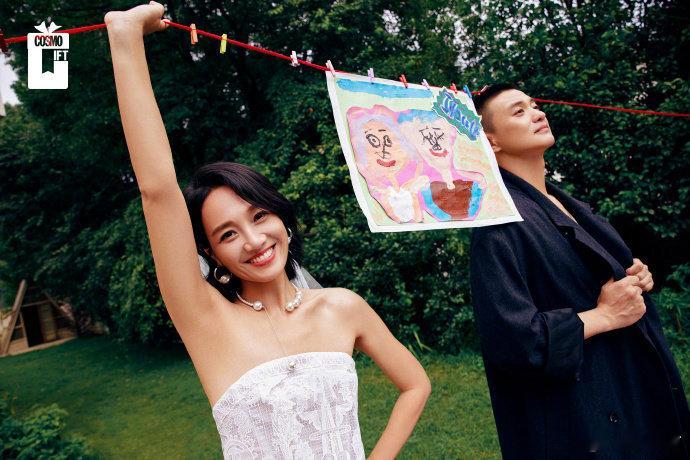 #朱丹周一围情侣拍照模板##女儿给朱丹周一围画的婚纱照# 情侣不知道怎么拍照的可