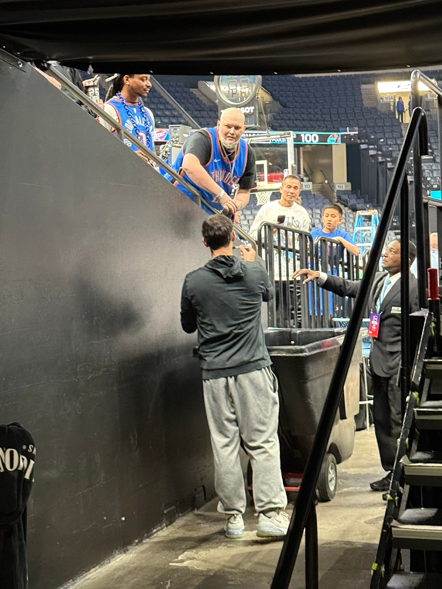 今天赛后马戴也在球员通道给球迷签名，感觉越来越多客场雷密了⚡雷霆战胜灰熊雷霆vs