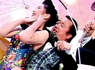 1995年，一个22岁女孩，当着全港观众的面，指着曾志伟的鼻子骂：“你又矮又胖又