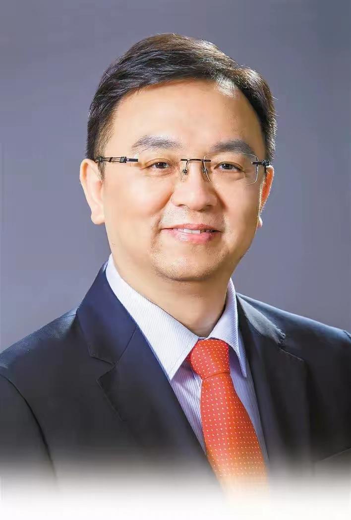 2009年，王传福成为中国首富后，他做的第一件事就是带嫂子去珠宝店买珠宝项链，惹