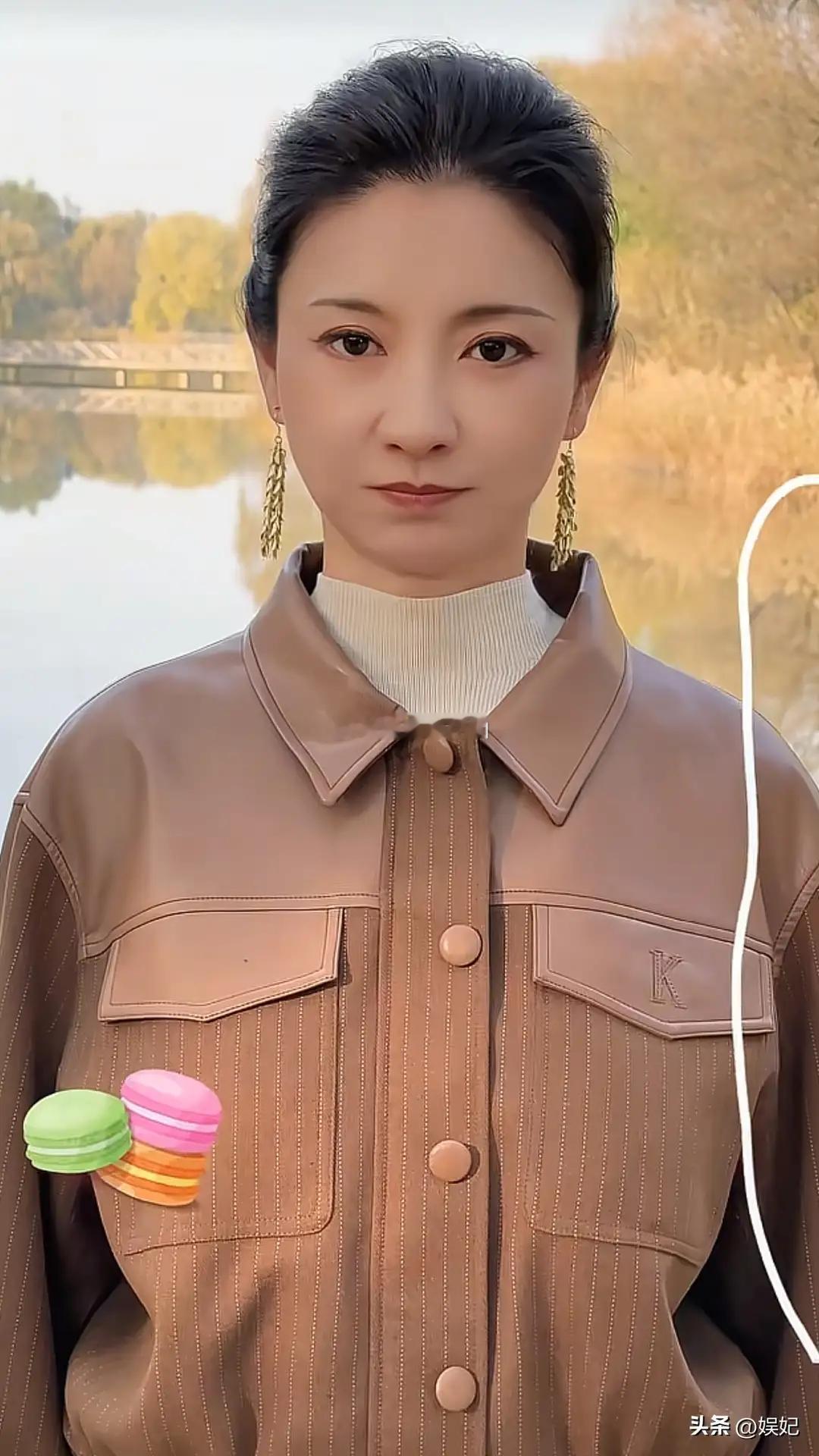 42岁斓曦初冬穿搭亮眼：夹克配阔腿裤，既减龄又显高级，这位“眉姐姐”美得宛如25